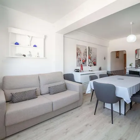 2br Near | By Airnest * Charneca (Setubal)