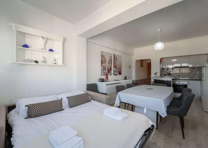 Διαμέρισμα 2br Near | By Airnest Charneca (Setubal)